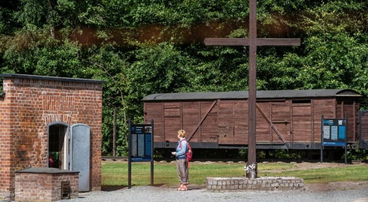 سكرتيرة ألمانية عجوز أمام 10 آلاف