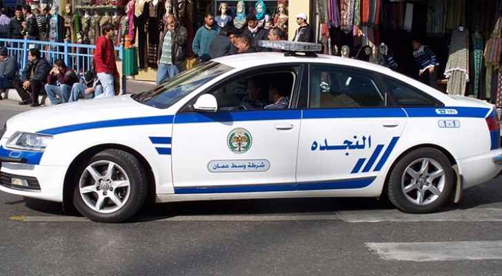 طفل يسلم محفظة عثر عليها لشرطة