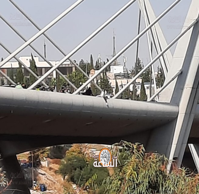 شاب يهدد بالانتحار من فوق جسر