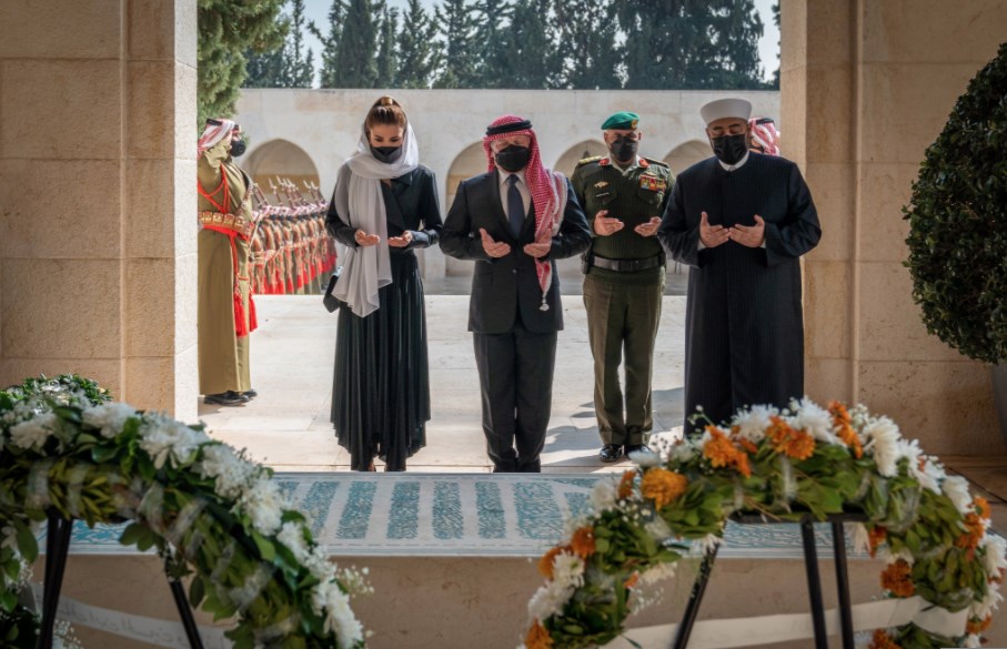 الملك والملكة وولي العهد يزورون ضريح