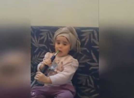 شاهد.. مقطع فيديو صادم لطفلة عربية