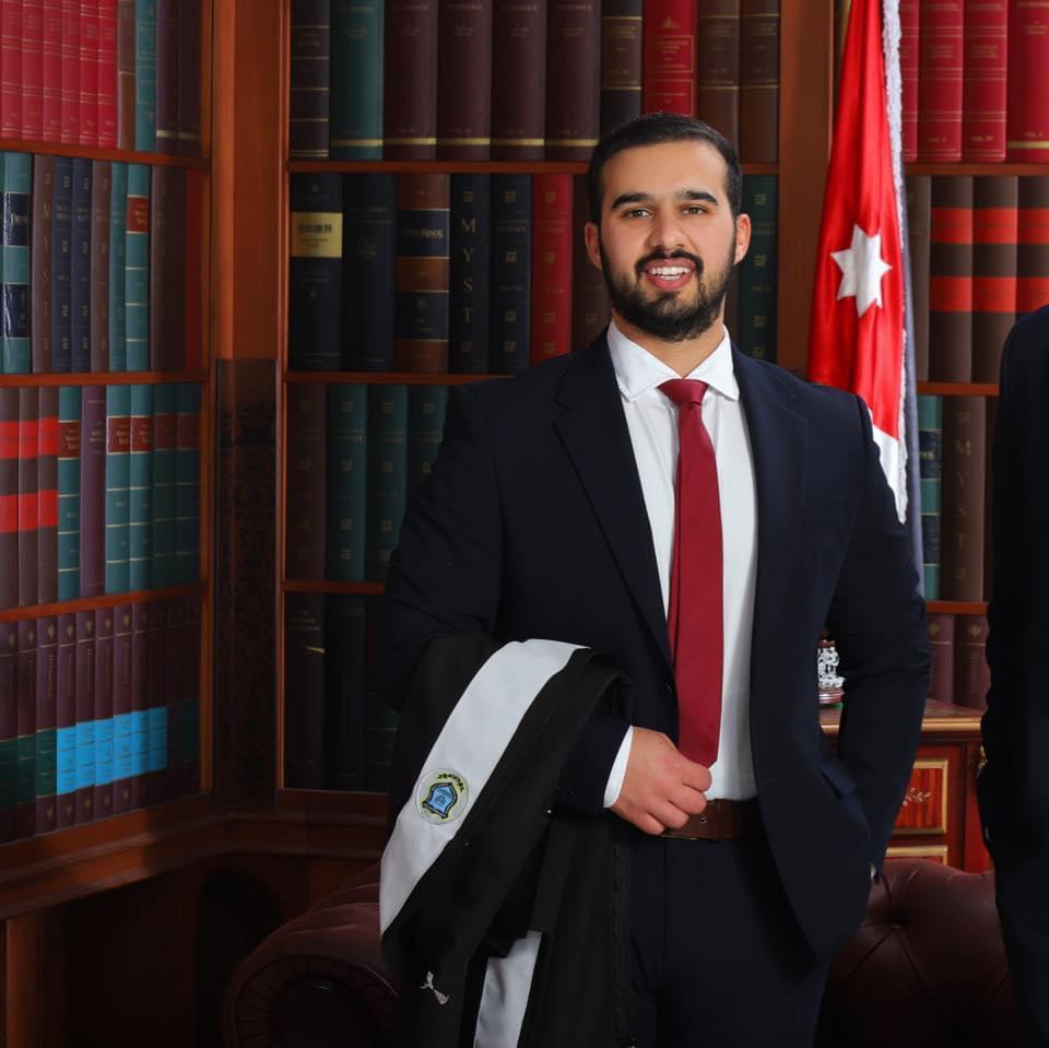 المناصرة يهنئ احمد ضراغمة بالبكالوريوس