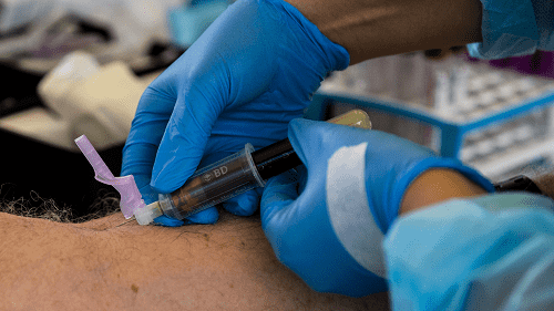 كم جرعة من اللقاح يحتاج المتعافين