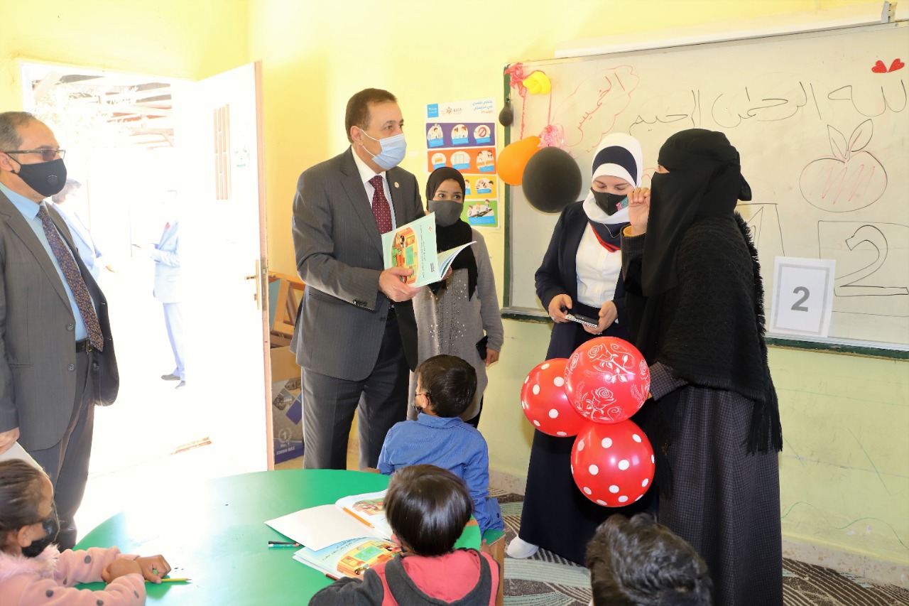 النعيمي يوزع (التابليت) الصيني