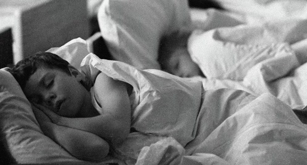 لماذا يتحدث الأشخاص أثناء النوم