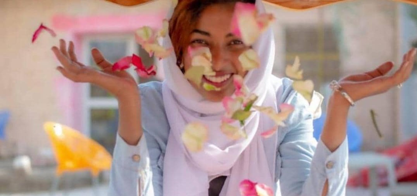 بالصور.. بائعة الورد السودانية تكسر المألوف