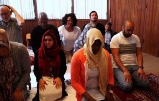 مسجد مختلط بأميركا .. (فيديو)