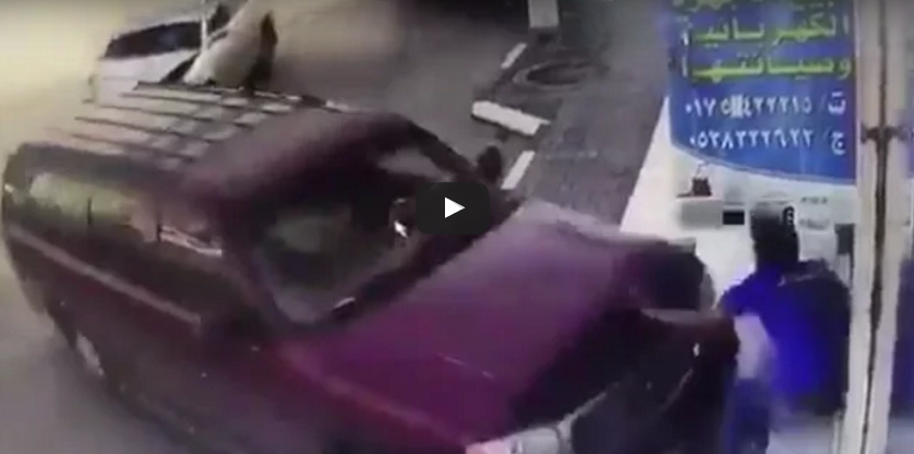 شاهد.. عامل سيئ الحظ بالسعودية قتلته