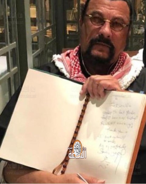 الممثل العالمي ستيفان سيجال في مطعم