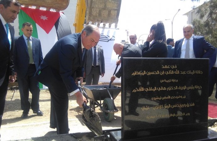 الملقي يضع حجر الأساس لـ’الريتز كارلتون‘