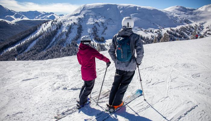 انهيار ثلجي يطمر 3 متزلجين في