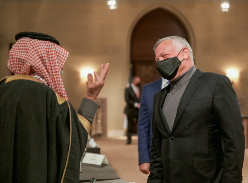 الملك: ارتفاع أرقام الإصابات يتطلب من