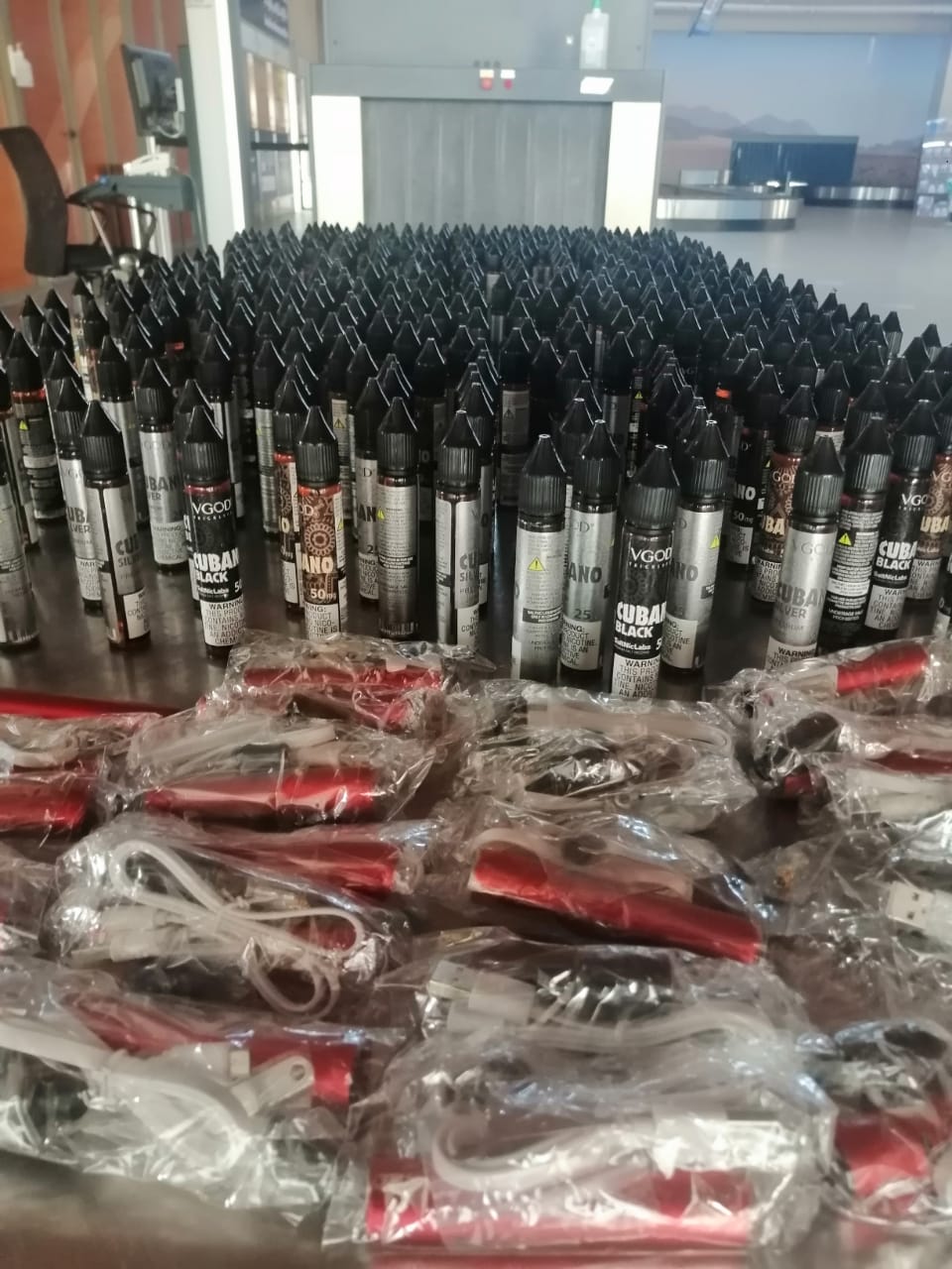 الجمارك تحبط تهريب سجائر إلكترونية ولوازمها