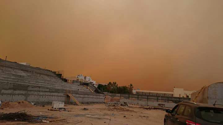 العاصفة الرملية تؤجل العمل بإنجاز ملعب