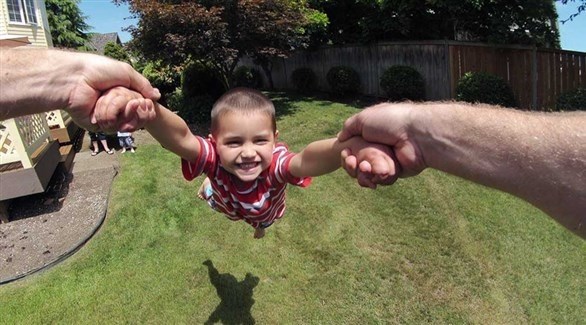 أطباء يحذرون: لا ترفع طفلك من