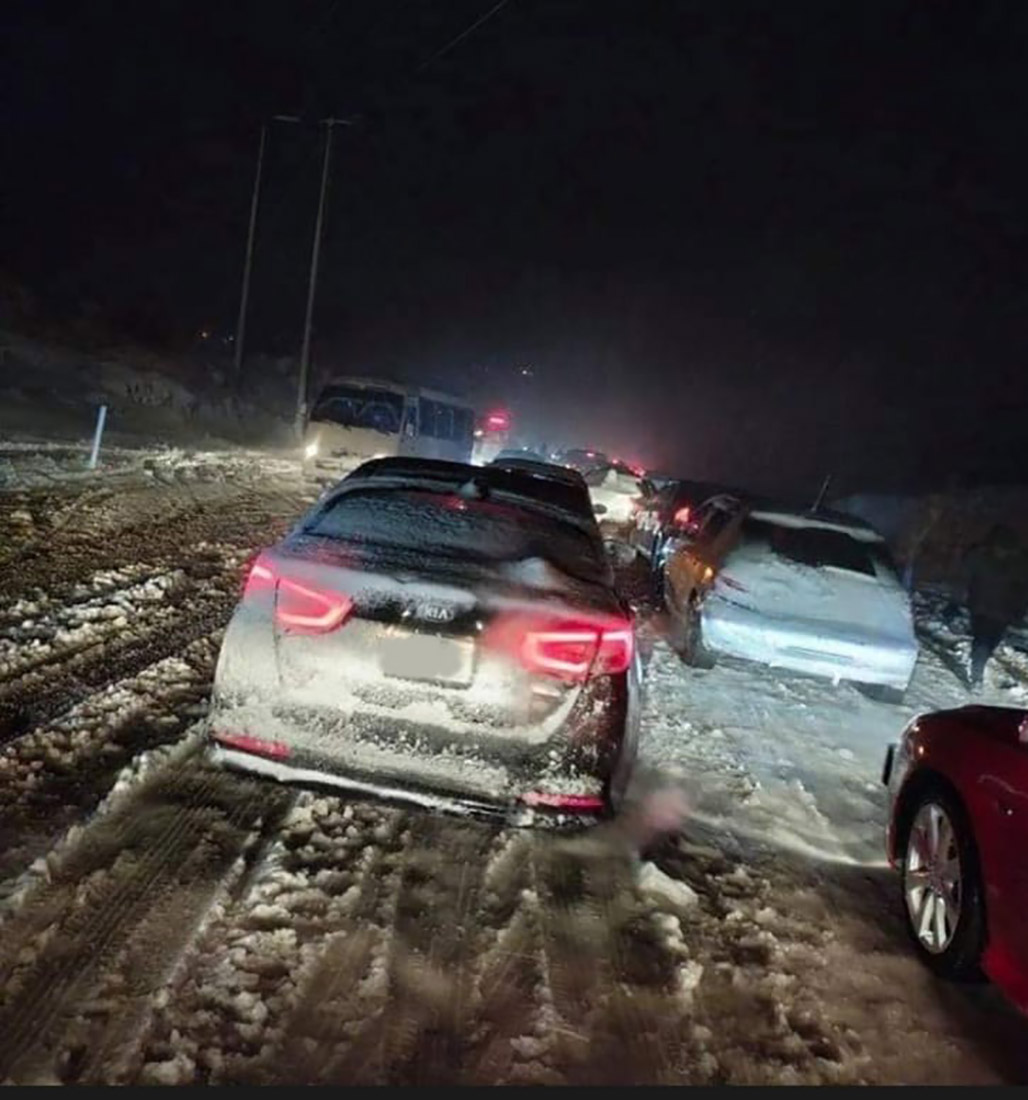 ازدحام المركبات يعيق فتح طريق القاعدة