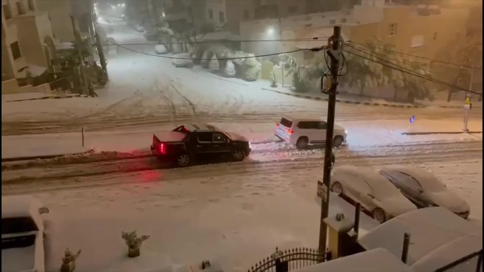 حادث تصادم غريب في الثلجة (فيديو)