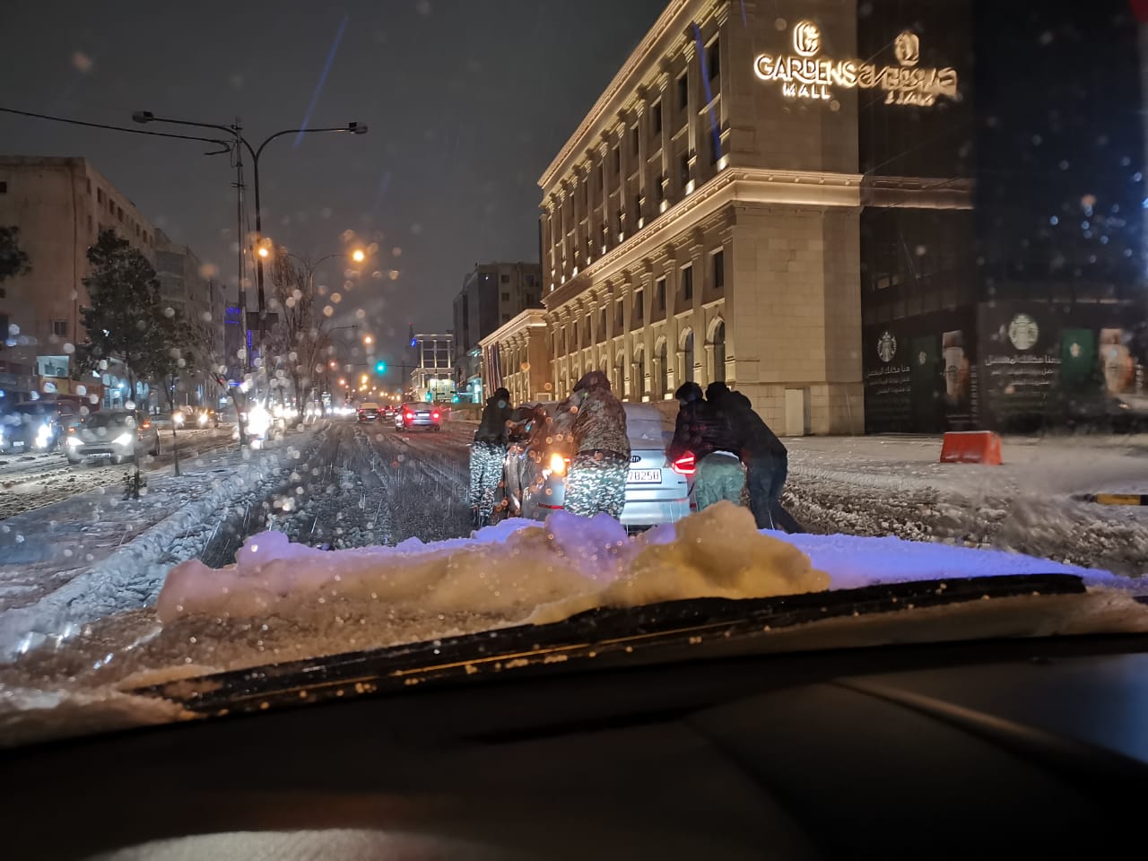 نشامى الجمارك في الثلجة (صور)