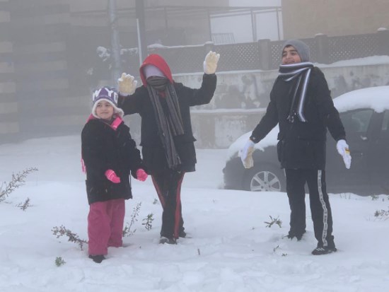 نبيل وينال وجوانا ونادين.. فرحة الثلوج