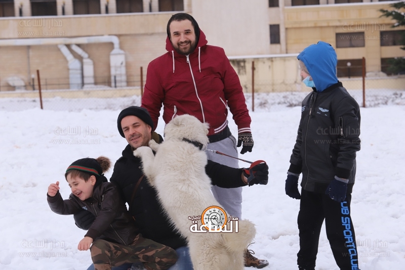 أردنيون يلعبون بالثلوج (صور)