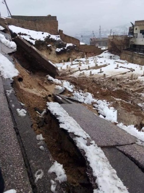 انهيار أجزاء واسعة من سور المقبرة