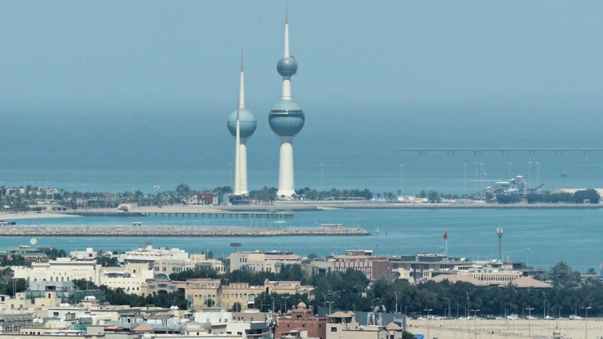 الكويت تعيد فتح الحدود لغير المواطنين