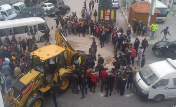 انهيار يكشف عن مغارة بالرمثا