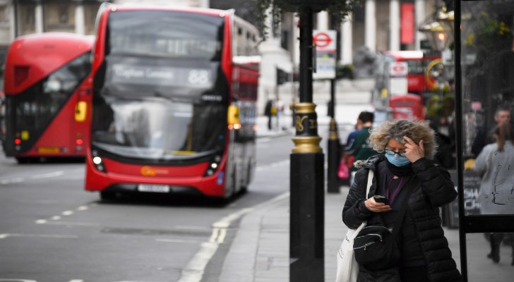 لندن تعرض خطة لرفع جميع قيود