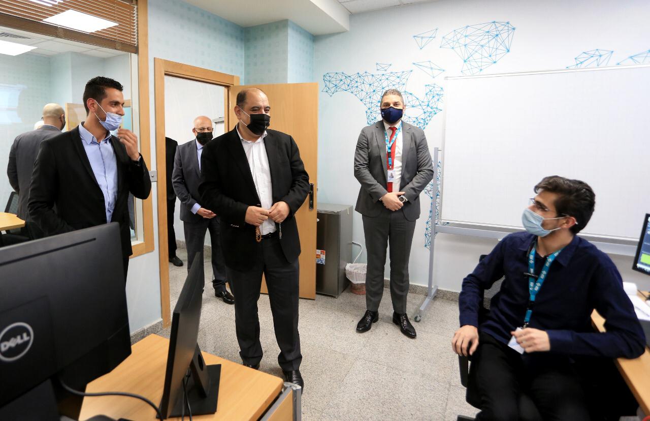 الهناندة يطّلع على خدمات شركة «الخدمات