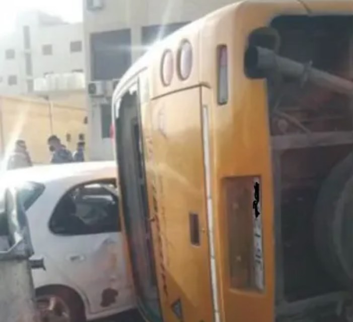 وفاة سائق بتدهور باص مدرسة في