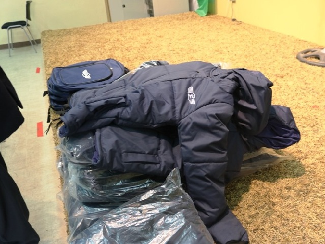 «جت» توزع معاطف وحقائب على التجمعات