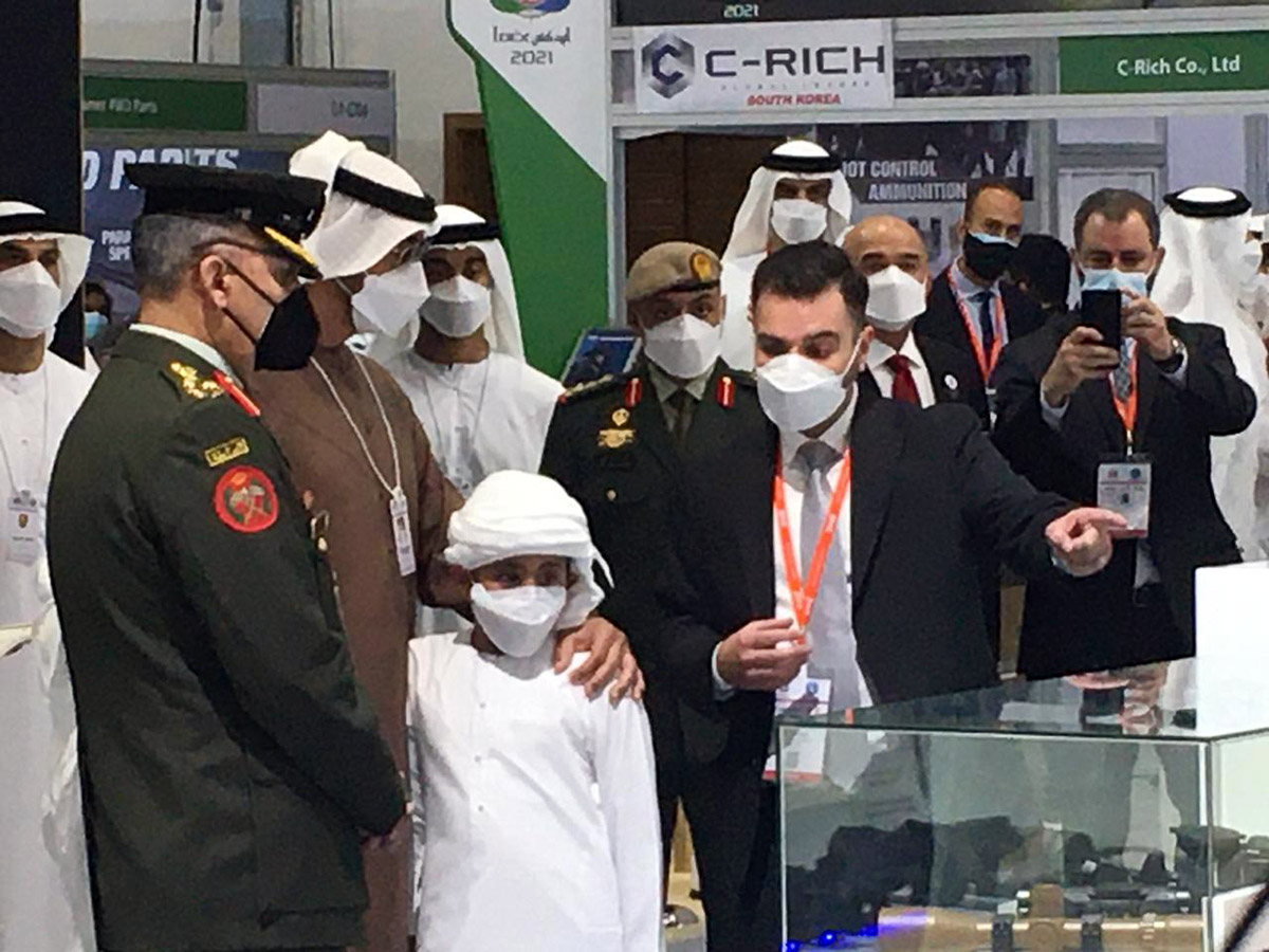 بن زايد يزور جناح المركز الأردني