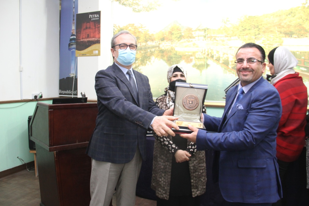 التطبيقية تكرم اللجان الفنية والتحكيمية بمسابقتها