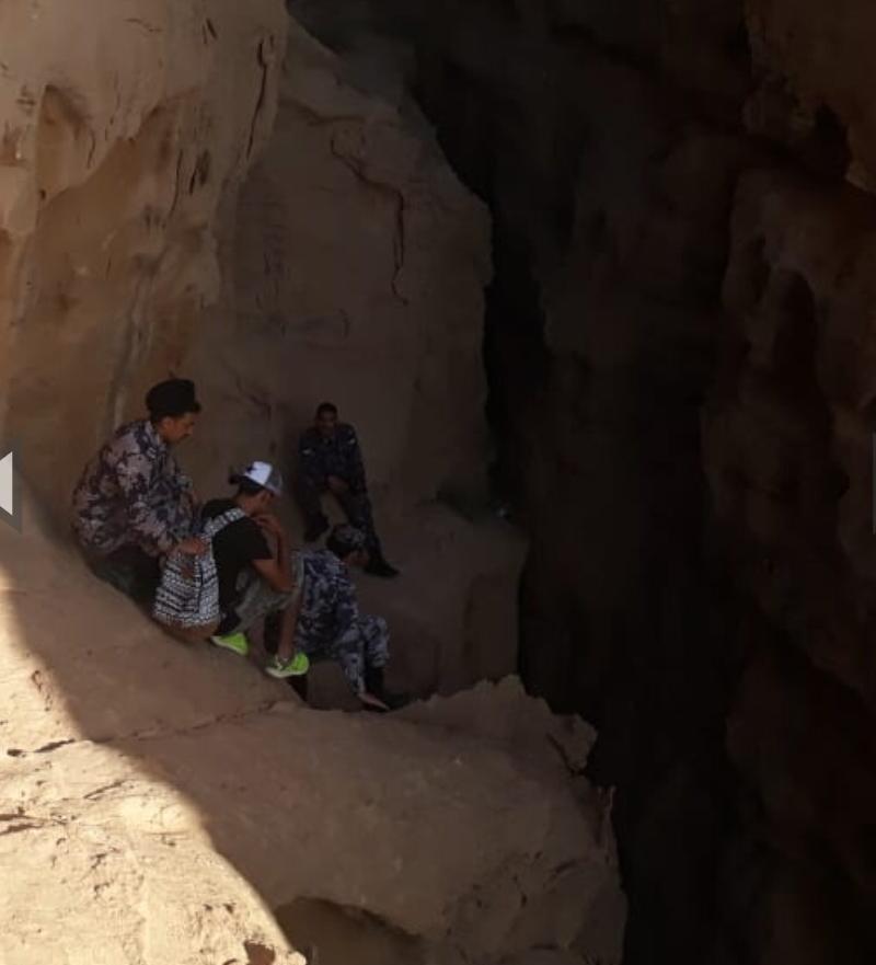 فرق الانقاذ تصل لشخص سقط في