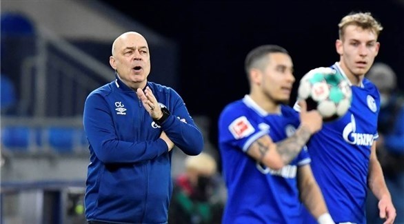 شالكه يرد على أنباء رغبة لاعبيه