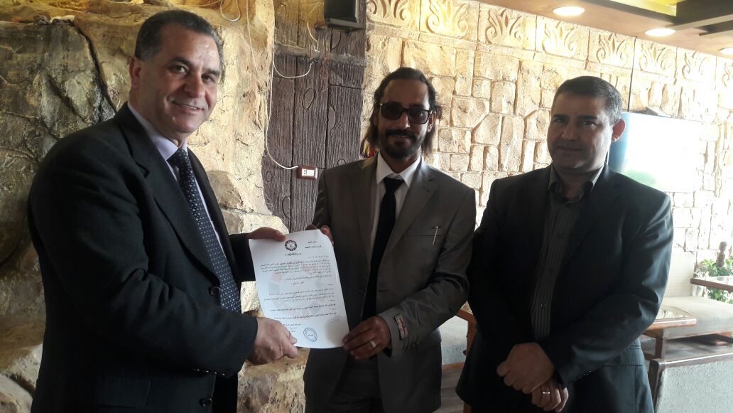 العنزي يسلم الطاهات شهادة تقدير المجلس