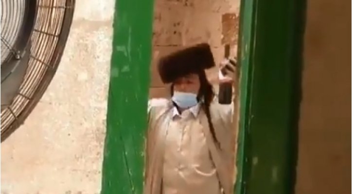 على أبواب الأقصى المبارك.. مستوطنون يرقصون