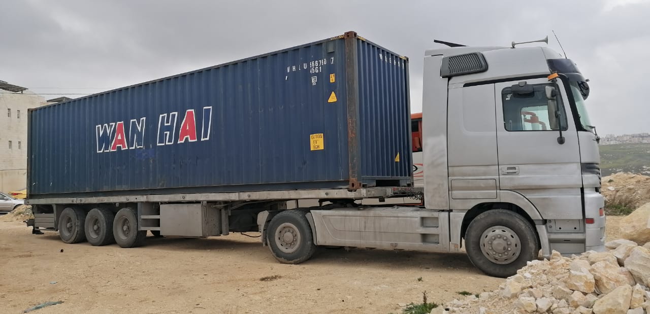 الجمارك تحبط تهريب حاوية البسة