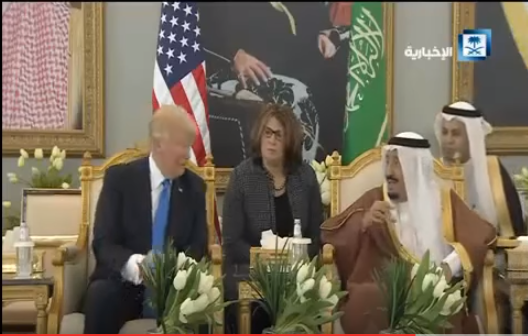الملك سلمان يعلّم ترامب شرب القهوة