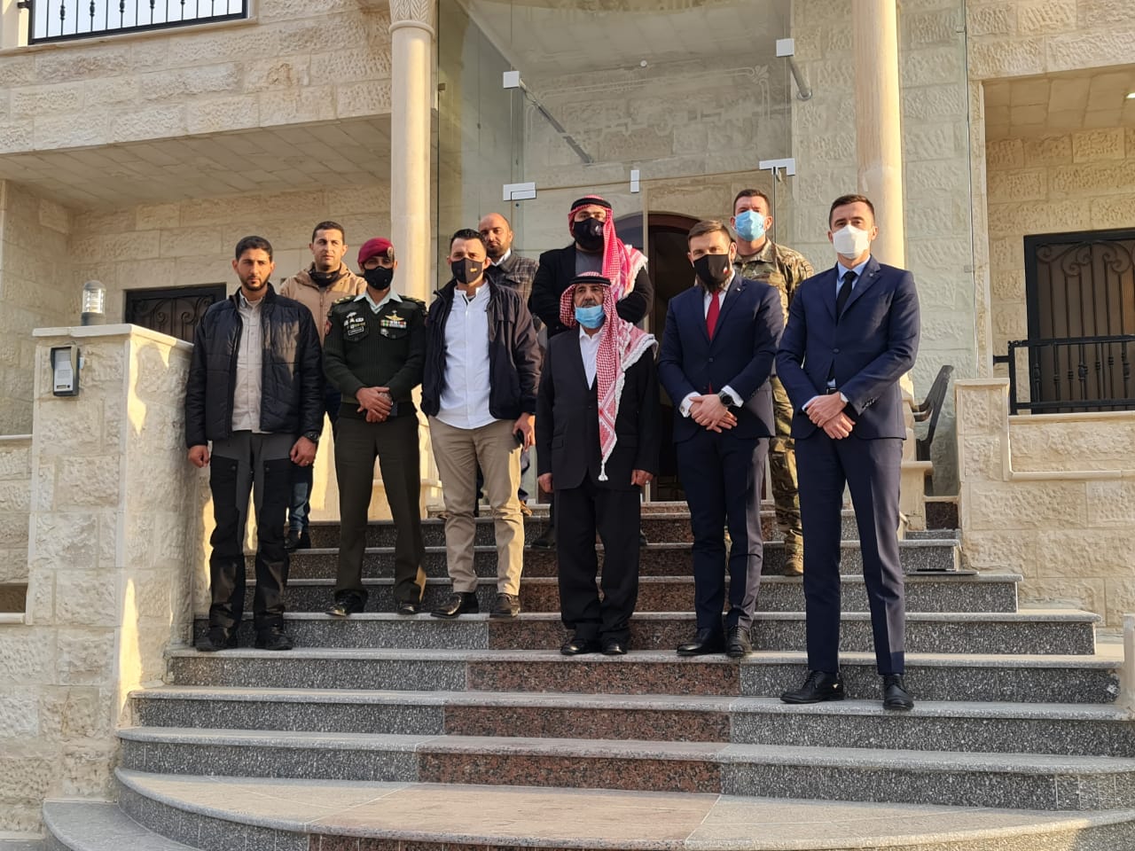 السفير البولندي يزور والد الشهيد في