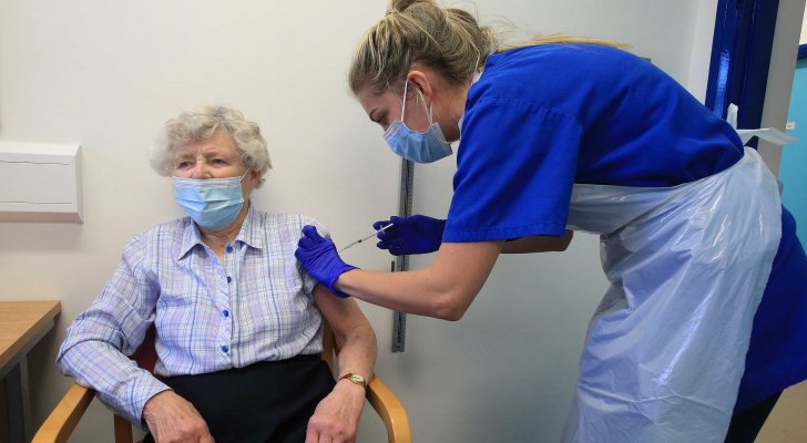 دراسة بريطانية: لقاحا فايزر وأسترازينيكا أظهرا