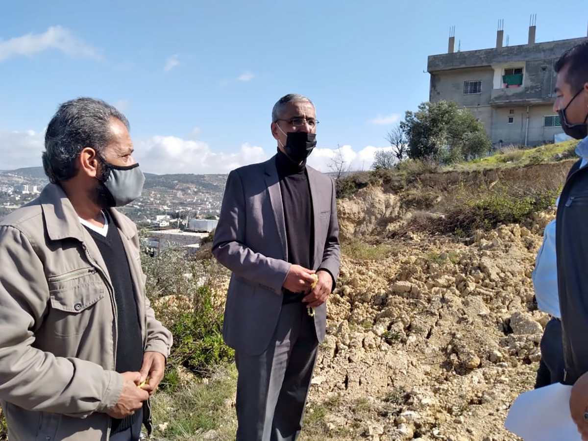 محافظ عجلون يتفقد صيانة الطرق المتضررة