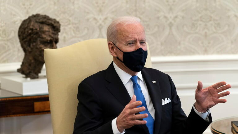 بايدن ينتقد إلغاء قرار ارتداء الكمامات