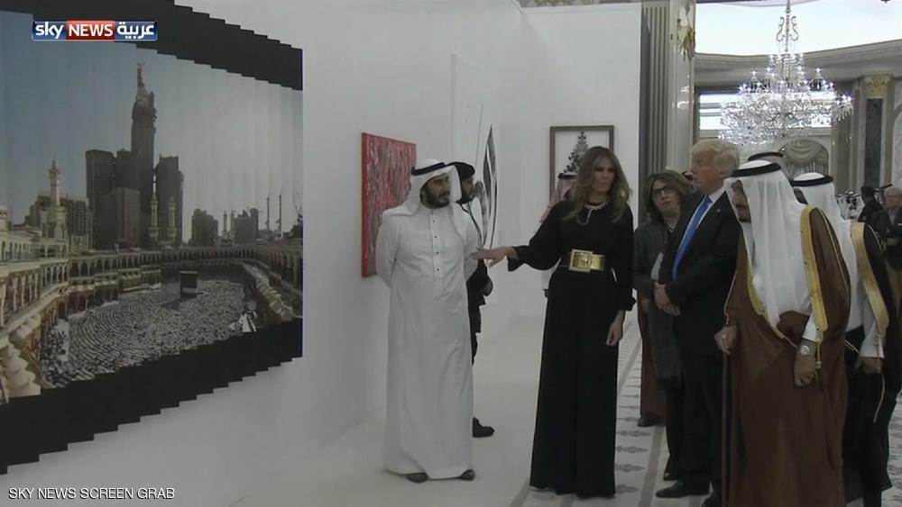 شاهد.. ترامب وميلانيا أمام لوحة الحرم