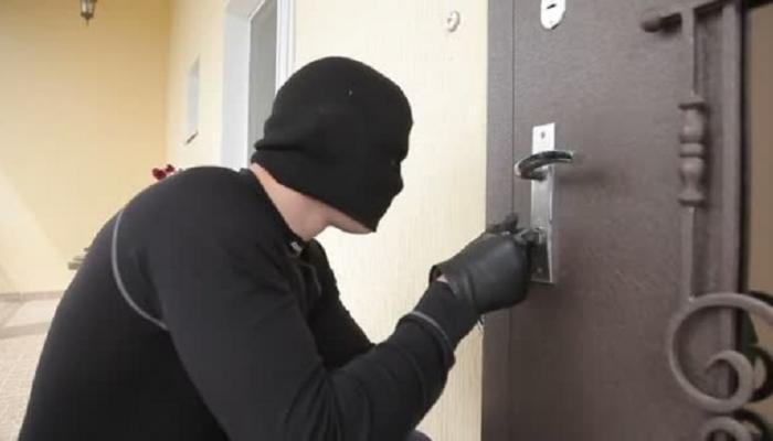 لص تائب يعيد تمثالا لا يقدر