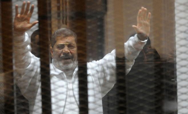 حكم نهائي.. مرسي و25 آخرون على