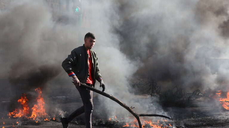 سيارة تدهس عددا من المحتجين اللبنانيين