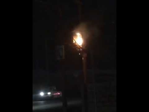 المفرق: اشتعال ’عامود‘ يغرق منطقة الصالحية