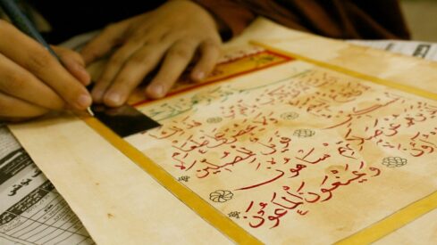 نشأة اللغة عند الإنسان وأول من