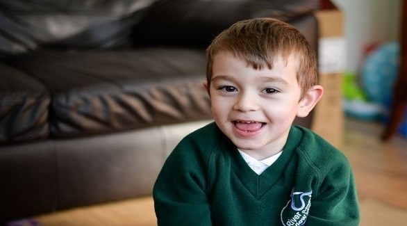 طفل يعاني من حالة نادرة تسبب